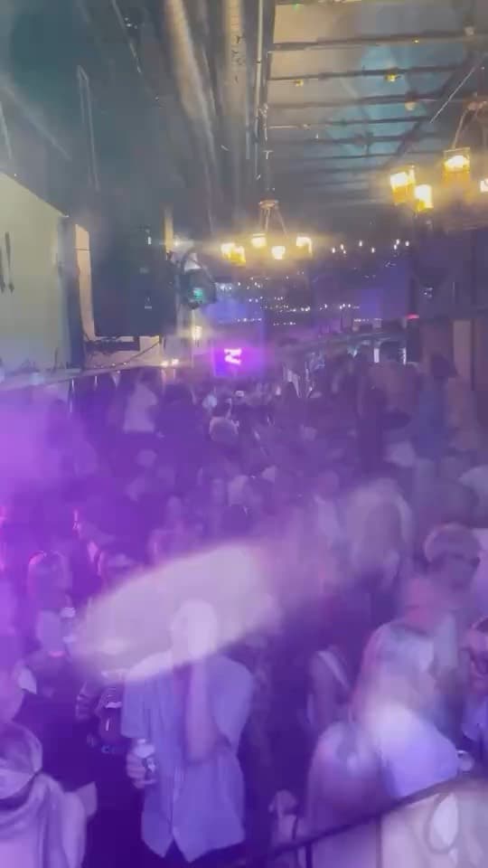 Rymy-Eetu Tampereen täysi sali parvelta ja lavalta kuvattuna, savua ja valoja